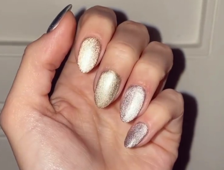 Velvet nails : H απόλυτη τάση για το γιορτινό σου manicure