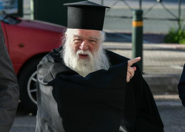 Αίγιο : Αμβρόσιος και Καλαβρύτων Ιερώνυμος έριξαν τον Σταυρό στη θάλασσα – Έπεσαν πρόστιμα