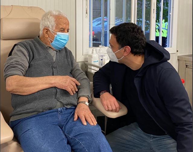 Κοροναϊός : Ο Κικίλιας δίπλα στους πρώτους υπερήλικους μου έκαναν έκαναν το εμβόλιο