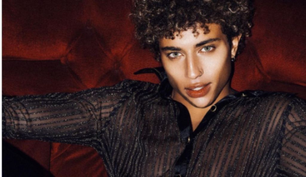 Ηρακλής Τσουζίνοφ : Ποζάρει με την μητέρα του μπροστά από το δέντρο