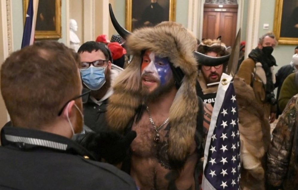 ΗΠΑ: Ποιος είναι ο «Βίκινγκ» που εισέβαλε στο Καπιτώλιο;