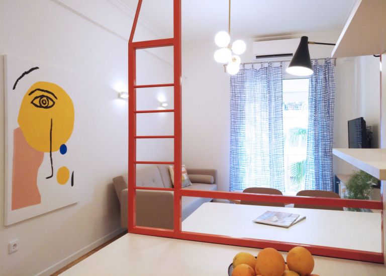 Αυτό το μικρό διαμέρισμα στην Κυψέλη διαμορφώθηκε με στιλ και χρώμα