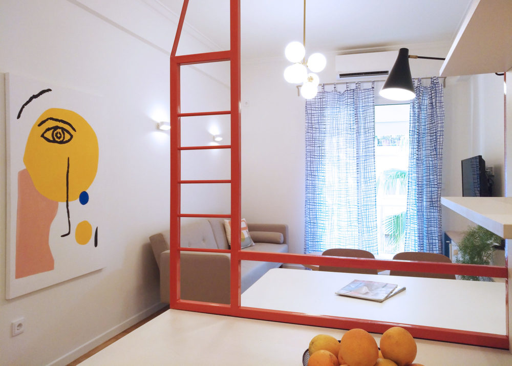 Αυτό το μικρό διαμέρισμα στην Κυψέλη διαμορφώθηκε με στιλ και χρώμα