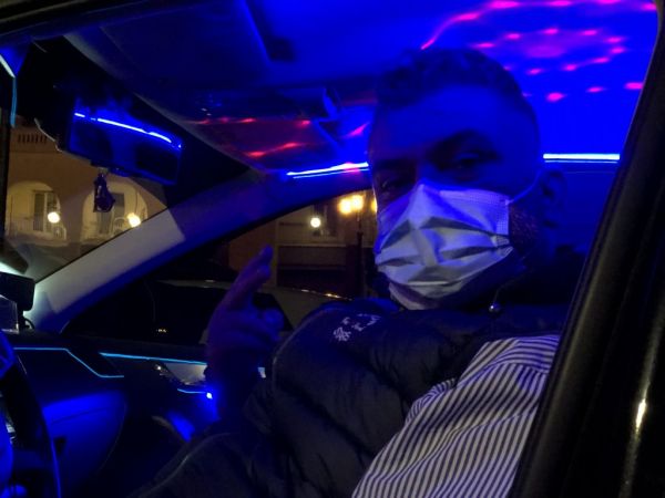 Θεσσαλονίκη: Ταξί …club προσφέρει χαμόγελα στους πελάτες του εν μέσω πανδημίας