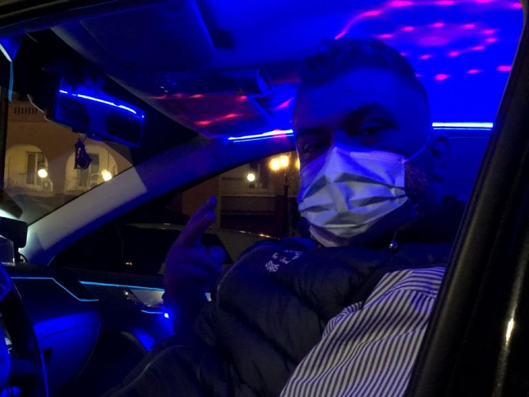 Θεσσαλονίκη: Ταξί …club προσφέρει χαμόγελα στους πελάτες του εν μέσω πανδημίας