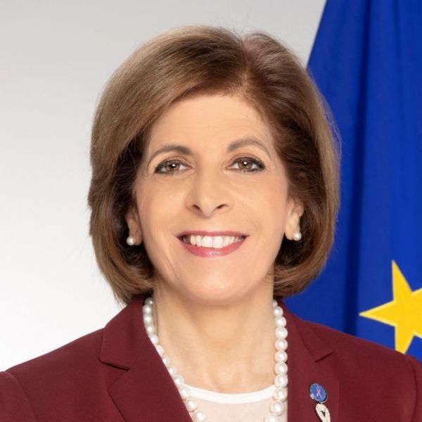 Αρωμα γυναίκας στη μάχη των εμβολίων