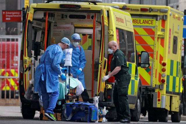 Κοροναϊός : Ραγδαία αύξηση κρουσμάτων στη Βρετανία – Κλείνουν σχολεία, ανοίγουν νοσοκομεία εκστρατείας