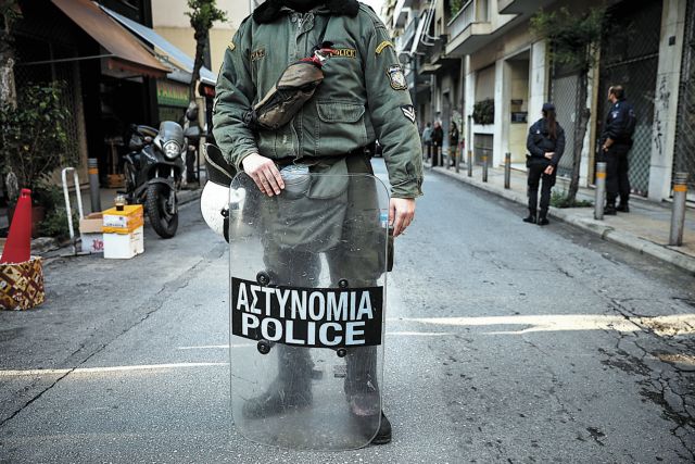 Politico: Αυξάνεται η αστυνομική βία εν μέσω lockdown στην Ελλάδα