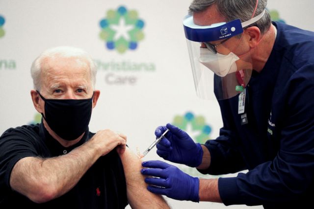 Κοροναϊός - ΗΠΑ : Ο Τζο Μπάιντεν έλαβε τη δεύτερη δόση του εμβολίου