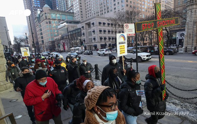 Σικάγο: Σιωπηρή πορεία εναντίον των όπλων για να γυρίσει η ματωμένη σελίδα του 2020