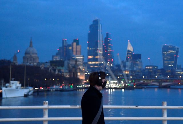 Κοροναϊός – Ηνωμένο Βασίλειο : Κλειστές όλες οι ταξιδιωτικές οδοί από τη Δευτέρα