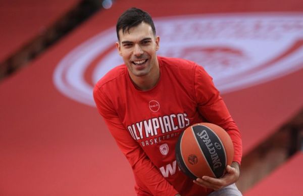 Ολυμπιακός: Η τούρτα έκπληξη στον Σλούκα για τα γενέθλια του