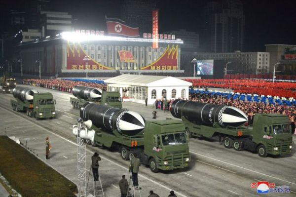 Βόρεια Κορέα : Η Πιονγιάνγκ παρουσίασε «το ισχυρότερο όπλο του κόσμου»
