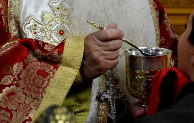 Αγρίνιο : Ιερέας κοινωνεί από την ίδια λαβίδα με κρούσματα για να αποδείξει ότι ο κοροναϊός δεν κολλάει με τη μετάληψη