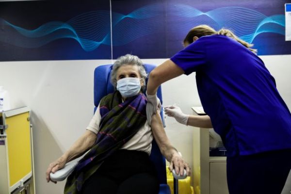 Κοροναϊός : Πρεμιέρα για τον εμβολιασμό του γενικού πληθυσμού – Η «σκυτάλη» στους άνω των 85 ετών