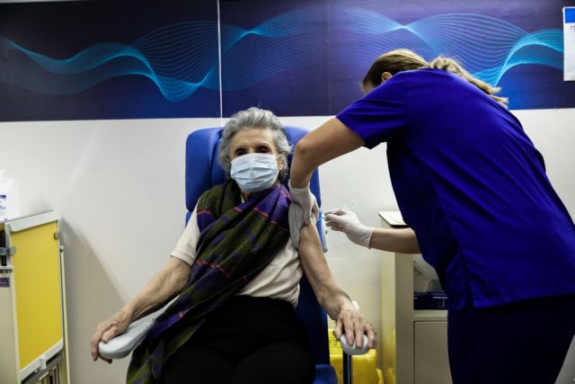 Κοροναϊός : Πρεμιέρα για τον εμβολιασμό του γενικού πληθυσμού – Η «σκυτάλη» στους άνω των 85 ετών