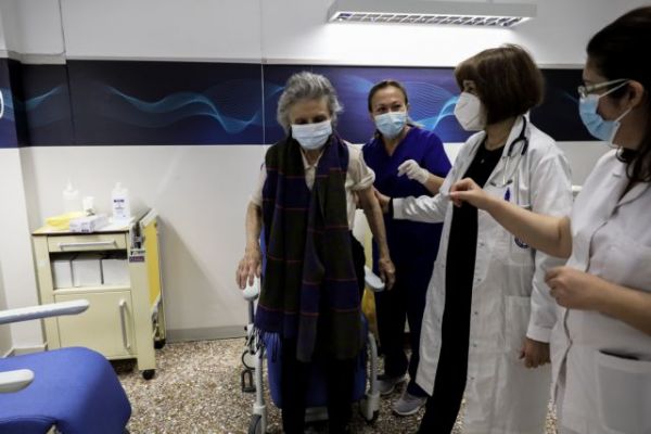 Κοροναϊός : Σε κάθε γωνιά της Ελλάδας «ταξιδεύει» το εμβόλιο