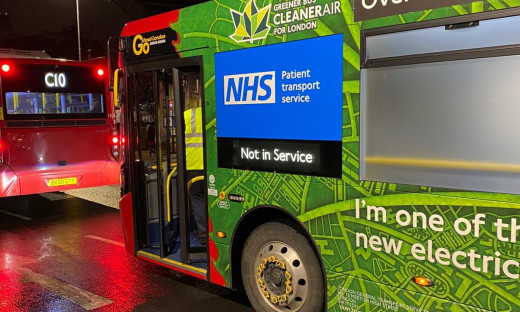 Κοροναϊός – Βρετανία : Λεωφορεία μετατρέπονται σε ασθενοφόρα λόγω της πίεσης από την πανδημία