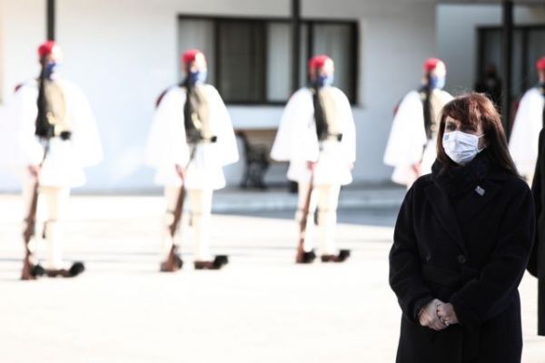 Το δώρο των ευζώνων στην Πρόεδρο