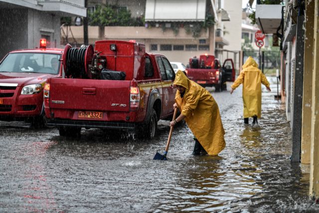 Αγχίαλος : Πλημμύρες από τη δυνατή νεροποντή - Εγκλωβισμένοι άνθρωποι σε αυτοκίνητο