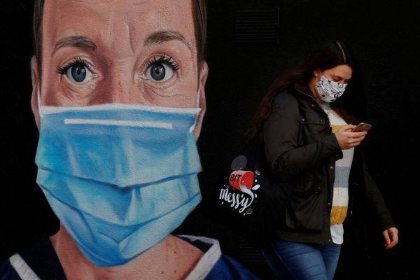 Κοροναϊός : Χορεύοντας στον ρυθμό του… ακορντεόν – Συναγερμός για τη νοτιοαφρικανική μετάλλαξη