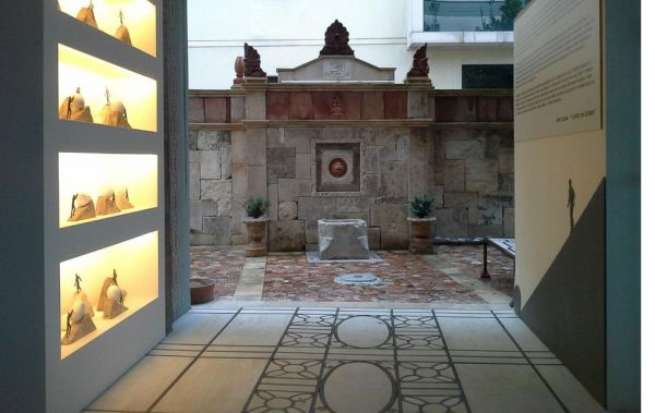 Μια αθηναϊκή γκαλερί πρωτοπορεί παντρεύοντας Ραφαήλ και Μίλο Μανάρα