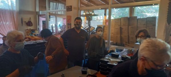 Η Δάφνη Μητσοτάκη βοήθησε στη διανομή συσσιτίων