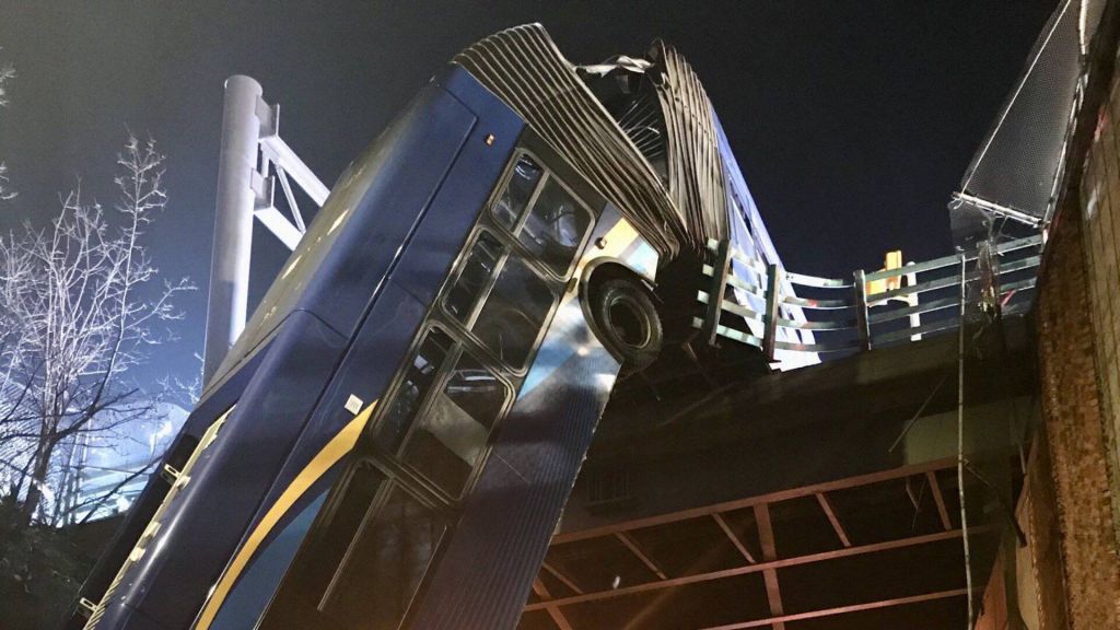 Νέα Υόρκη : Λεωφορείο με επιβάτες έπεσε από γέφυρα – Συγκλονιστικές εικόνες