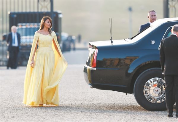 Μελάνια Τραμπ – Ιβάνκα Τραμπ: Αποχαιρετισμός στη μόδα της σαπουνόπερας