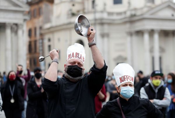 Κοροναϊός : Οι Ιταλοί γέμισαν μπαρ και εστιατόρια χωρίς μάσκες – Επίθεση στην αστυνομία