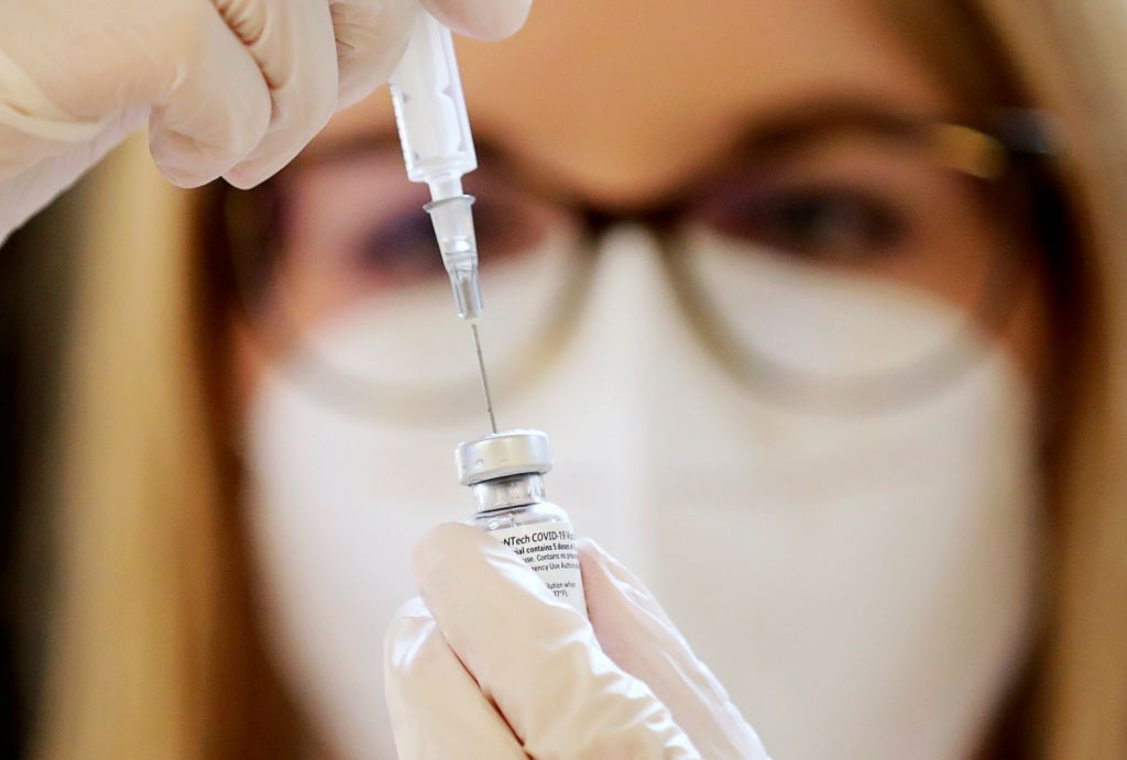 Και η Γερμανία σκέφτεται να αναβάλει τη δεύτερη δόση των εμβολιασμών