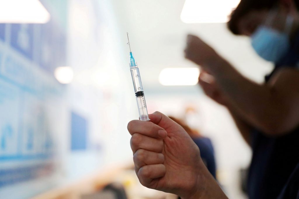 Κοροναϊός : «Σύννεφα» πάνω από τον εμβολιασμό της ΕΕ – Τα σενάρια για ανοσία της αγέλης το… 2024
