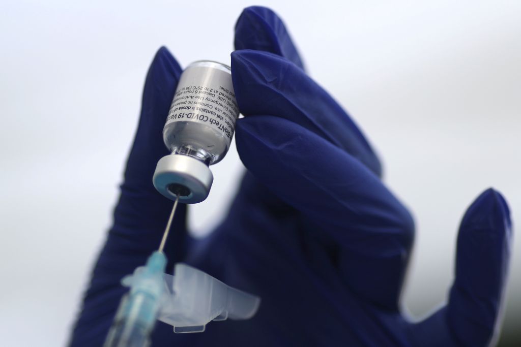 Εμβόλιο Pfizer : Εγκρίθηκε από την ΕΕ η λήψη μιας ακόμα δόσης ανά φιαλίδιο