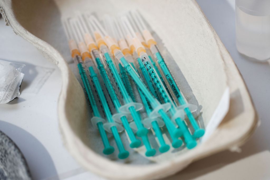 Κοροναϊός : Καθησυχάζουν τρεις επιστήμονες για τα εμβόλια - «Είναι ασφαλή» | in.gr