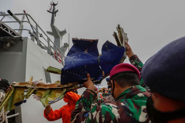 Ινδονησία : Εντοπίστηκαν τα μαύρα κουτιά του αεροσκάφους που συνετρίβη