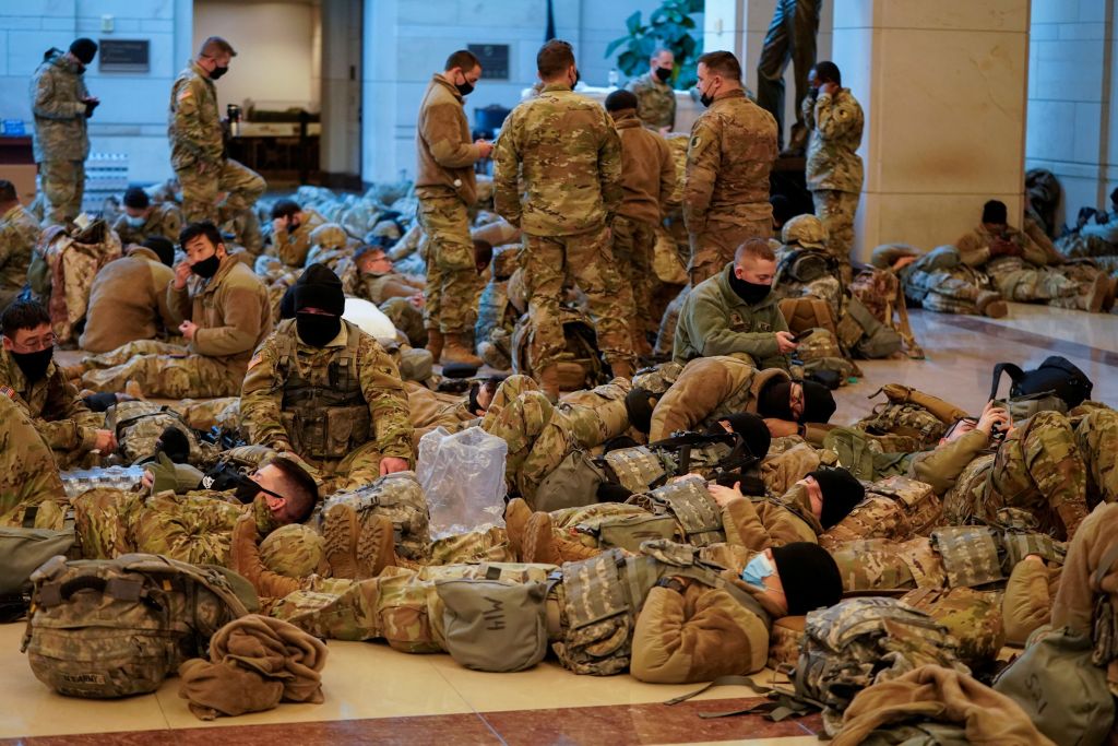 ΗΠΑ : Απίστευτες εικόνες στο Καπιτώλιο - Άνδρες της Εθνοφρουράς έχουν κάνει «κατάληψη»