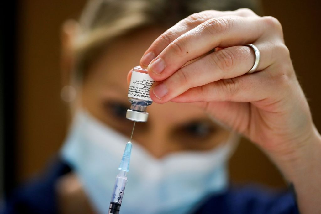 Εμβόλιο Pfizer: «Σοβαρή ανησυχία» για καθυστερήσεις στην ΕΕ