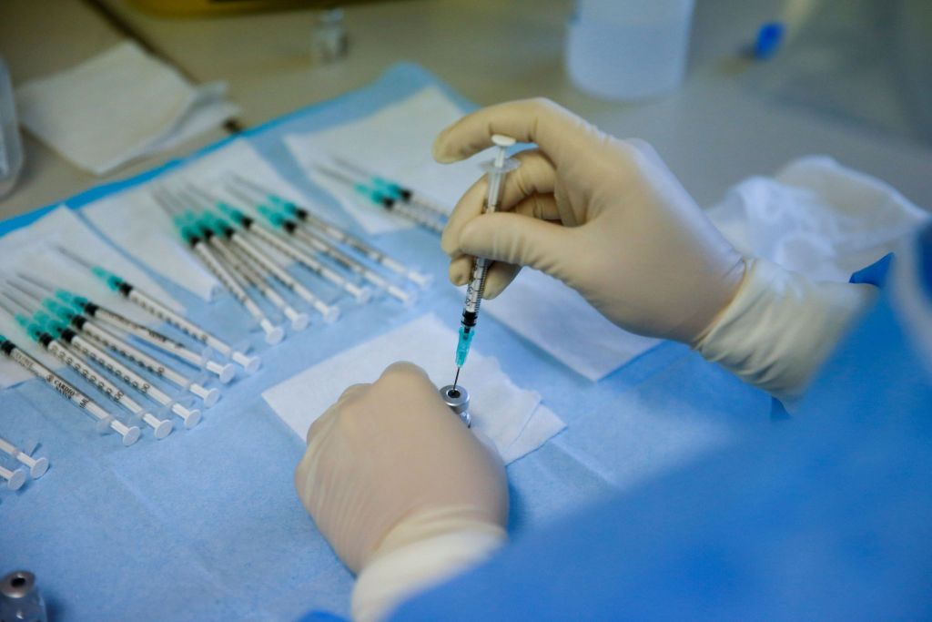 Κοροναϊός : Οι φαρμακοβιομηχανίες βάζουν νέα «τρικλοποδιά» στην ΕΕ – «Ψαλιδίζονται» οι παραδόσεις εμβολίων