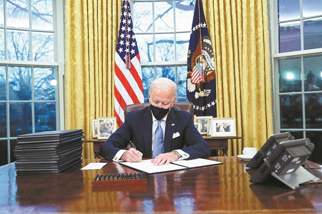 Οι 100 ημέρες του Μπάιντεν άρχισαν με «ξήλωμα» του Τραμπ