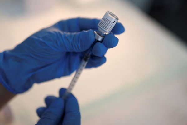 Κοροναϊός : Συνεχίζεται το θρίλερ με τα εμβόλια – Η Βρετανία έχει περισσότερες δόσεις από όσες χρειάζεται