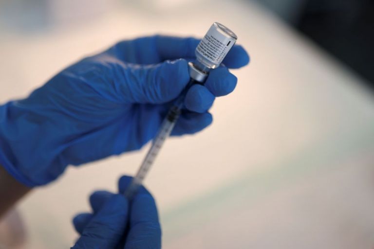 Κοροναϊός : Συνεχίζεται το θρίλερ με τα εμβόλια – Η Βρετανία έχει περισσότερες δόσεις από όσες χρειάζεται