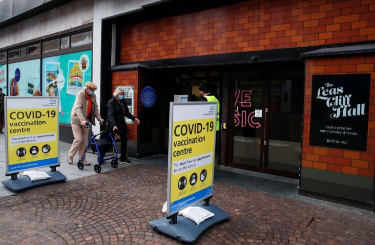 Εμβόλιο κοροναϊού : Τα προαπαιτούμενα της επιστροφής στην κανονικότητα