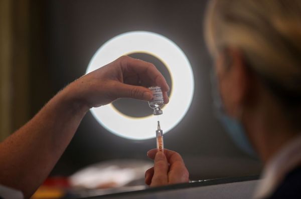 Bloomberg : Οι μεταλλάξεις του κοροναϊού «φρενάρουν» την αισιοδοξία παρά τα νέα εμβόλια