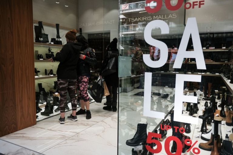 Χαμόγελα και ανάσες στην οικονομία από το ανοιχτό λιανεμπόριο 