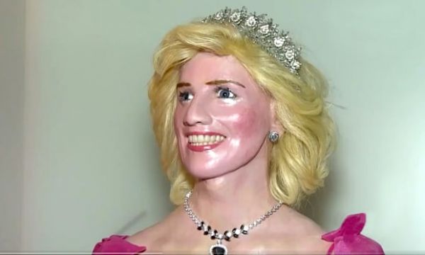 Βραζιλία : Εφιαλτικά –και ξεκαρδιστικά- κέρινα ομοιώματα κατακτούν το internet