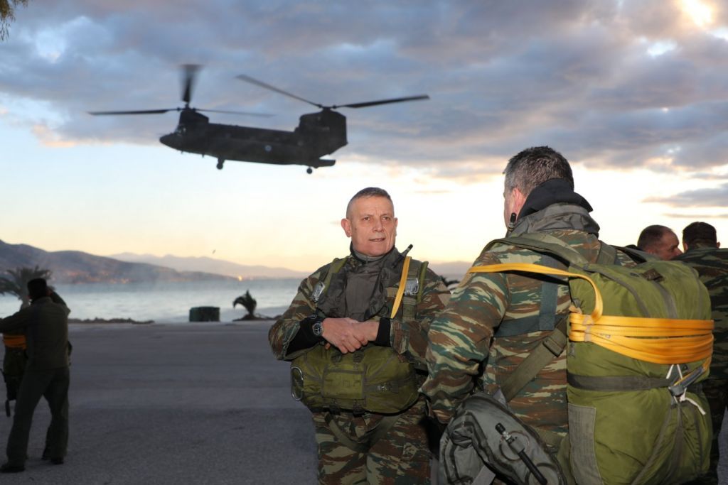 Τo άλμα του Αρχηγού ΓΕΕΘΑ Στρατηγού Φλώρου με αλεξίπτωτο