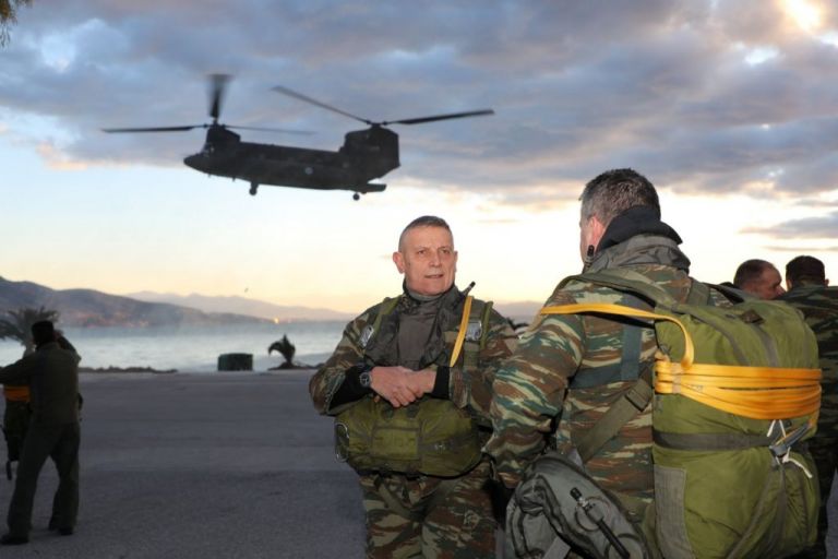 Τo άλμα του Αρχηγού ΓΕΕΘΑ Στρατηγού Φλώρου με αλεξίπτωτο