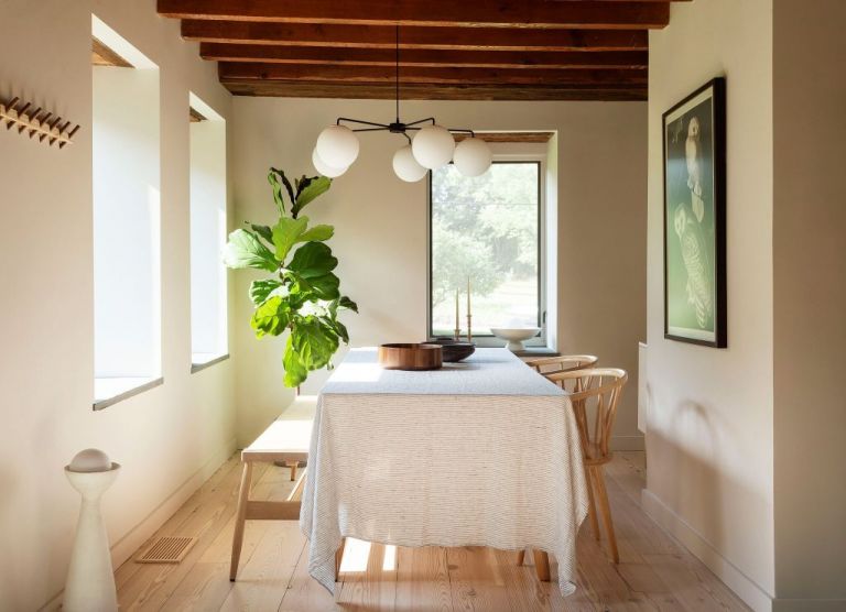 Αυτή η εξοχική κατοικία μάς ταξιδεύει στον χρόνο με στιλ