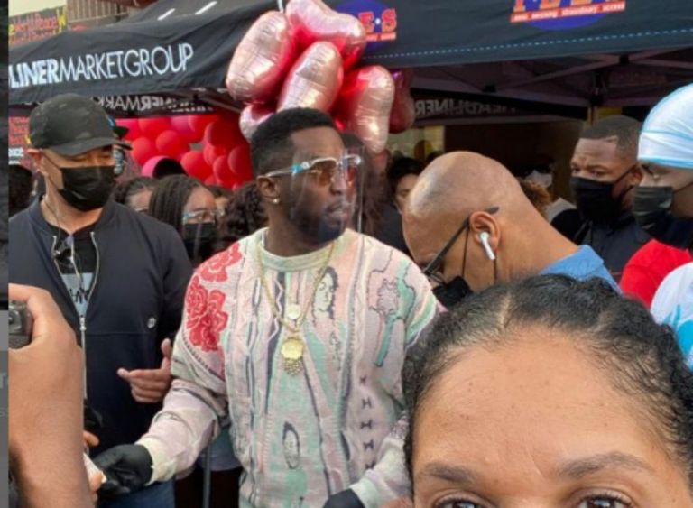 Diddy : Μοίρασε χρήματα και δωροκάρτες σε κατοίκους του Μαϊάμι που πλήττονται από την πανδημία