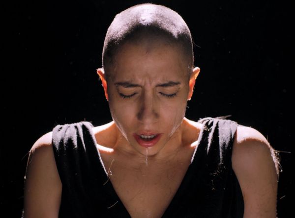 Νικολέτα Κωνσταντάκη : Η τραγουδίστρια που ξυρίζει on camera το κεφάλι της για καλό σκοπό
